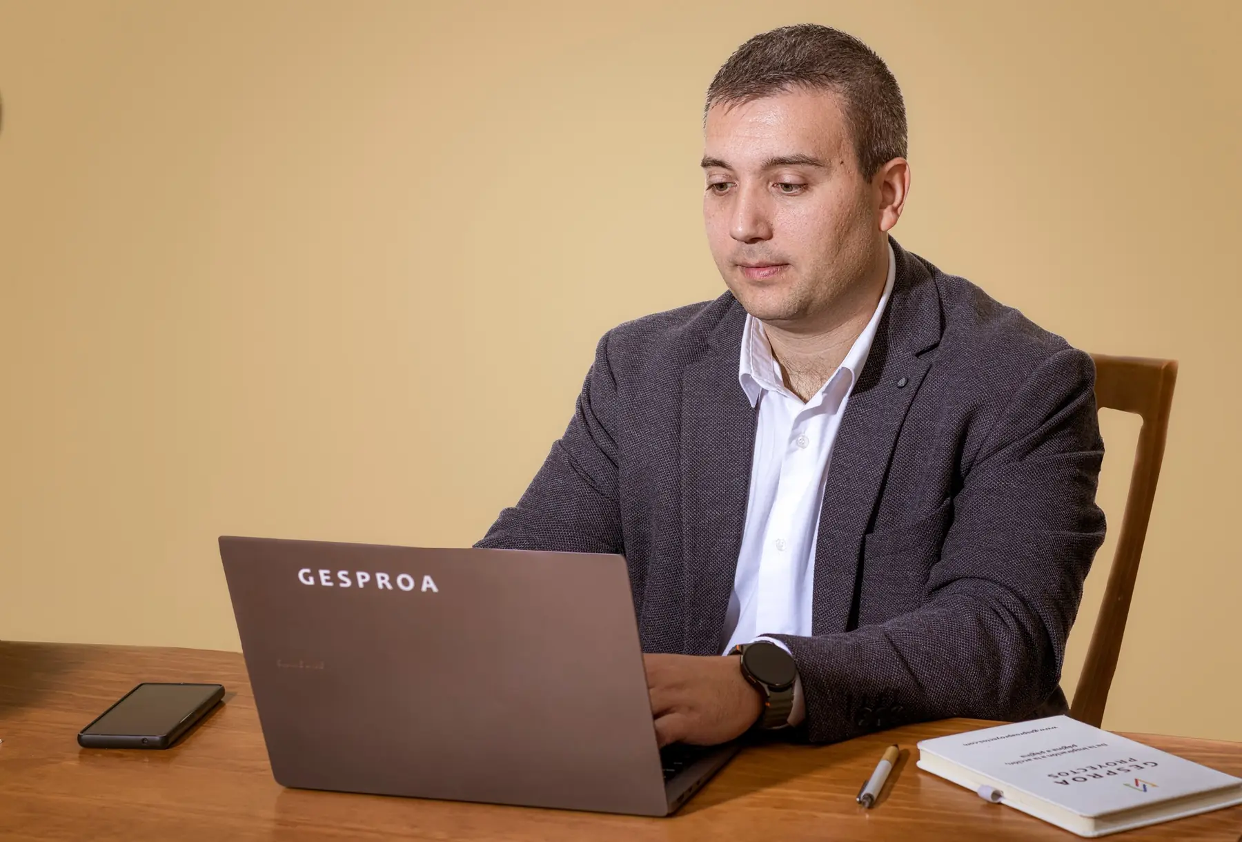 Jonatan Pascual Fernández trabajando en la dirección técnica de Gesproa Proyectos