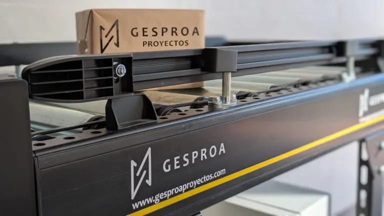 Transportador de rodillos motorizado con eficiencia energética para optimización logística y reducción del consumo eléctrico.